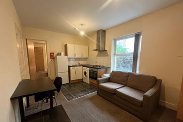 1 bed flat, 17 Woodland Terrace,, Greenbank, Plymouth, PL48NL - Image 2